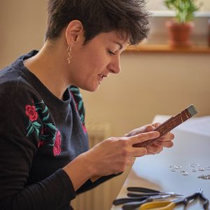 Anna Mouquod, créatrice des bijoux Annamorfoz en train de travailler dans son atelier
