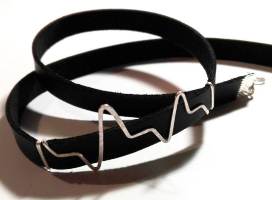 Bracelet Electro sur cordon de cuir fait main par Annamorfoz