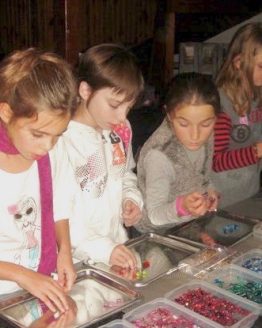 Atelier de création de bijoux pour un anniversaire pour enfants à domicile sur Strasbourg et environs
