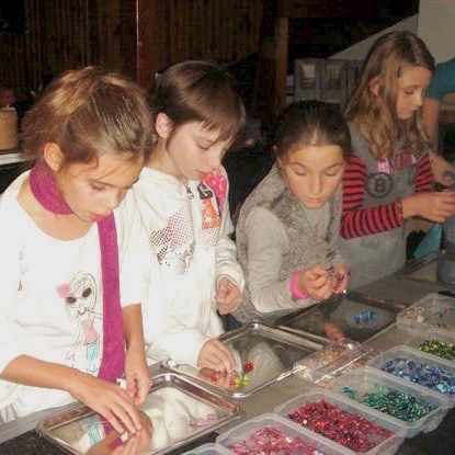Atelier de création de bijoux pour un anniversaire pour enfants à domicile sur Strasbourg et environs