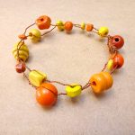 bracelet orange et jaune - technique du fil de cuivre pour les ateliers de création de bijoux à domicile Annamorfoz