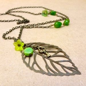 sautoir avec feuille bronze et vert - technique des chaines pour les ateliers de création de bijoux à domicile Annamorfoz