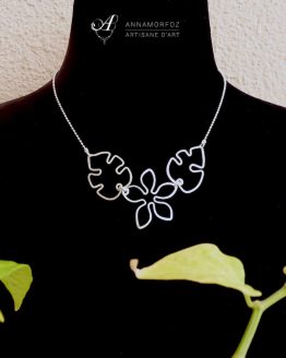 collier fleur et feuilles sur buste noir