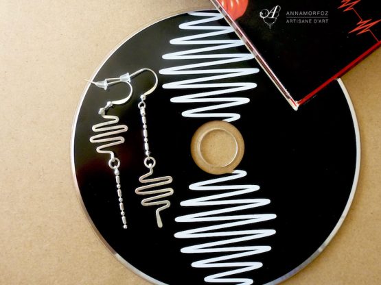 Boucles d'oreilles zig zag fréquences musiclaes inspirées de l'album d'Arctic Monkeys
