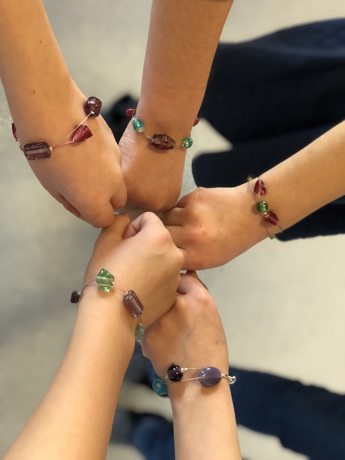 les filles ont créé des jolis bracelets