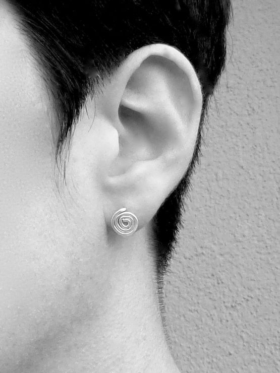 boucle d'oreille spirale sur oreille