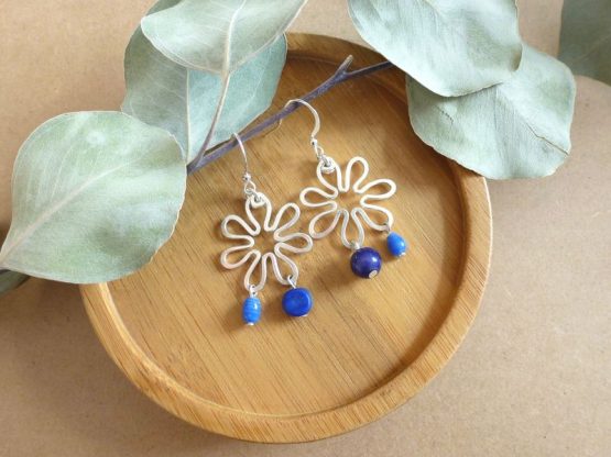 Boucles d'oreilles fleurs et perles bleues