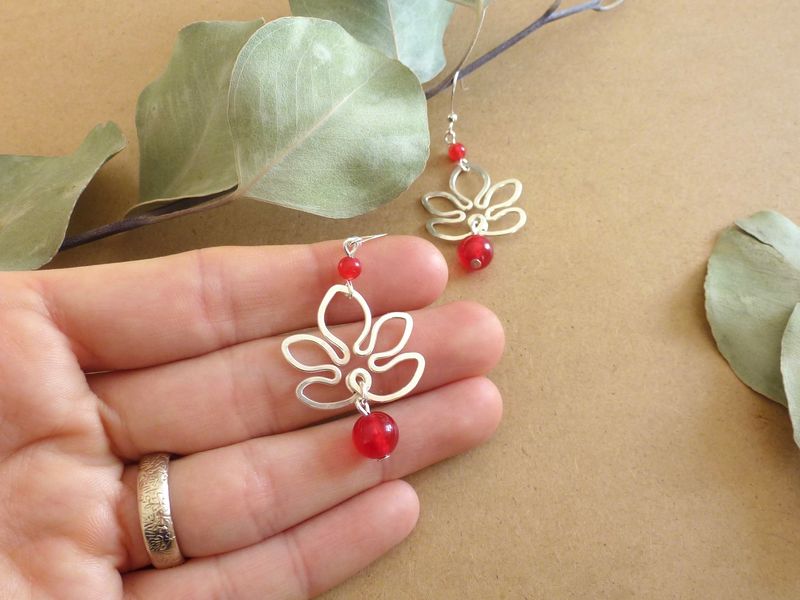 boucles d'oreilles feuilles argentées et perles en jade rouge