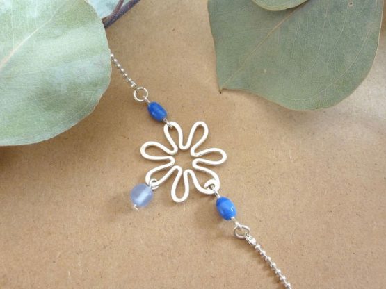 bracelet fleur argentée et perles bleues