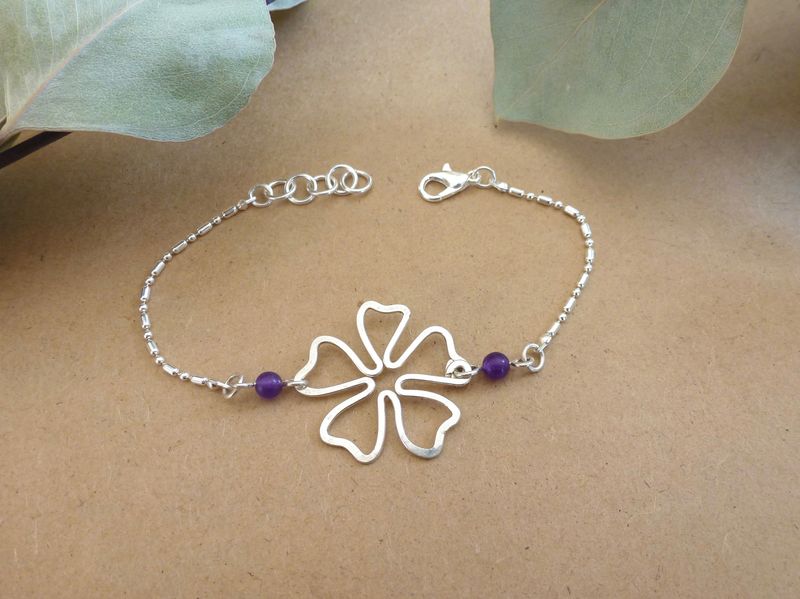 Bracelet fleur argentée et perles en jade violet