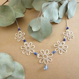 collier fleurs bleues et argentées