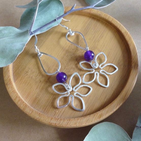 boucles d'oreilles fleurs et perles violettes