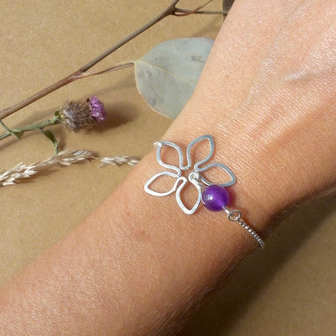 bracelet fait main avec une fleur