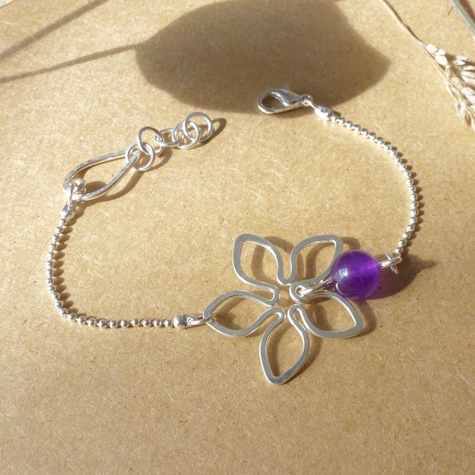 Bracelet enfant fil violet avec charme coeur en argent - Perle de Jade