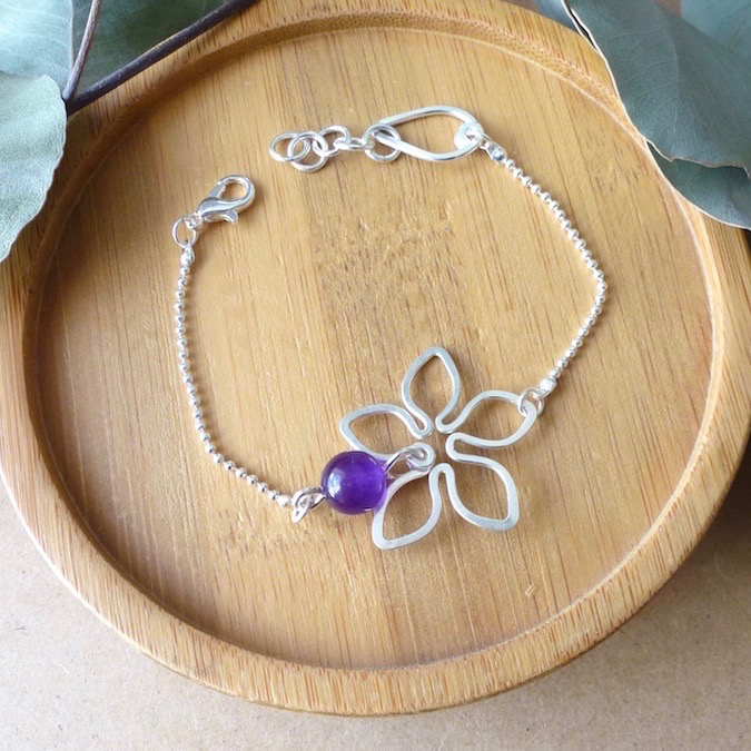 bracelet fleur perle violette